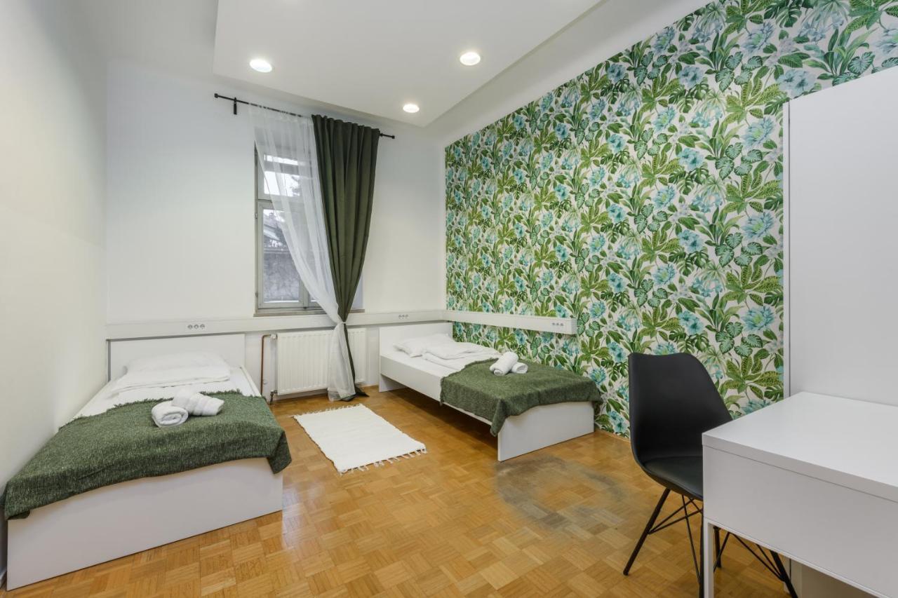 Royal Rooms*** Hostel *